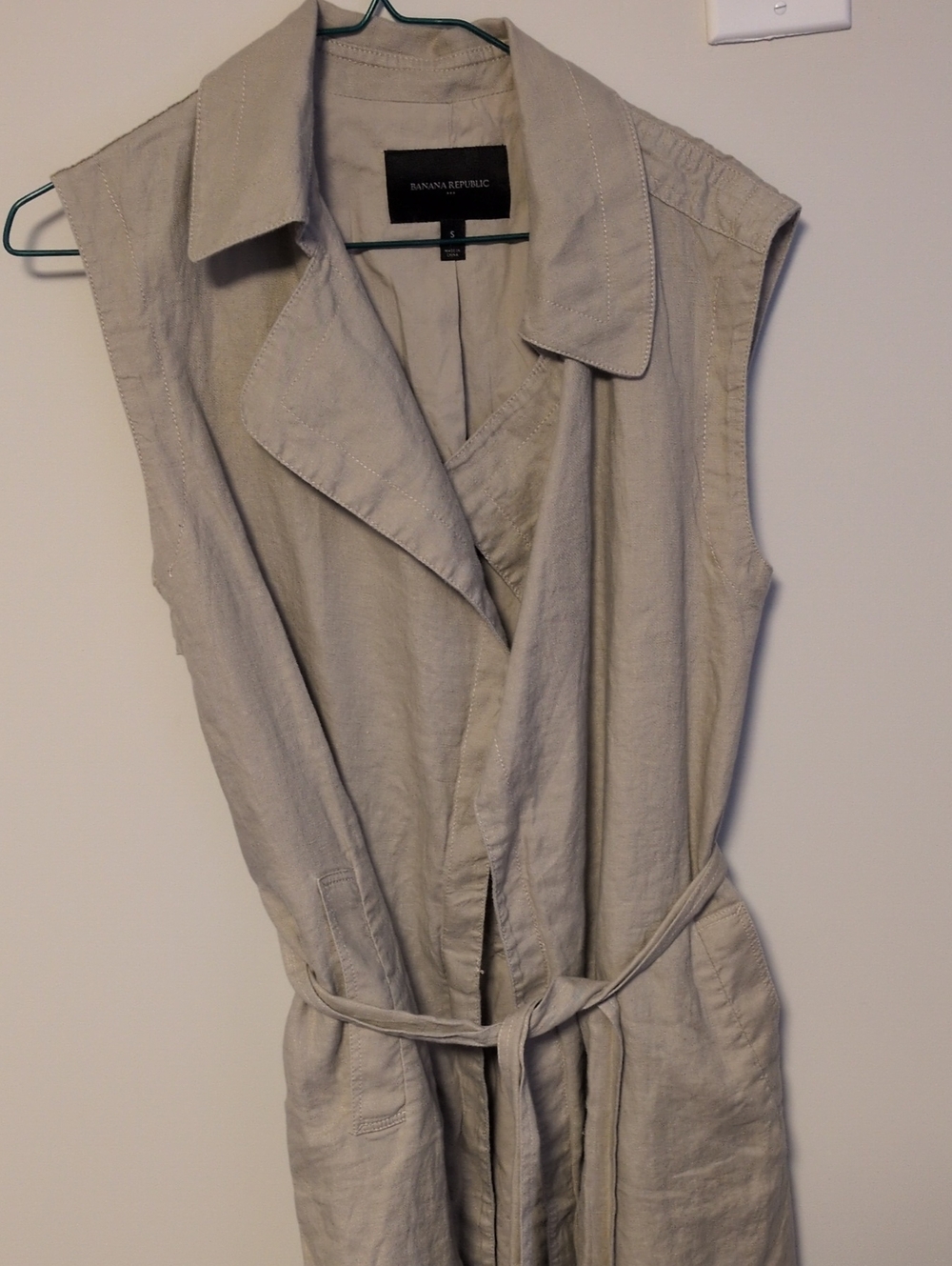 Banana Republic Sleeveless Trench Coat in Light Beige